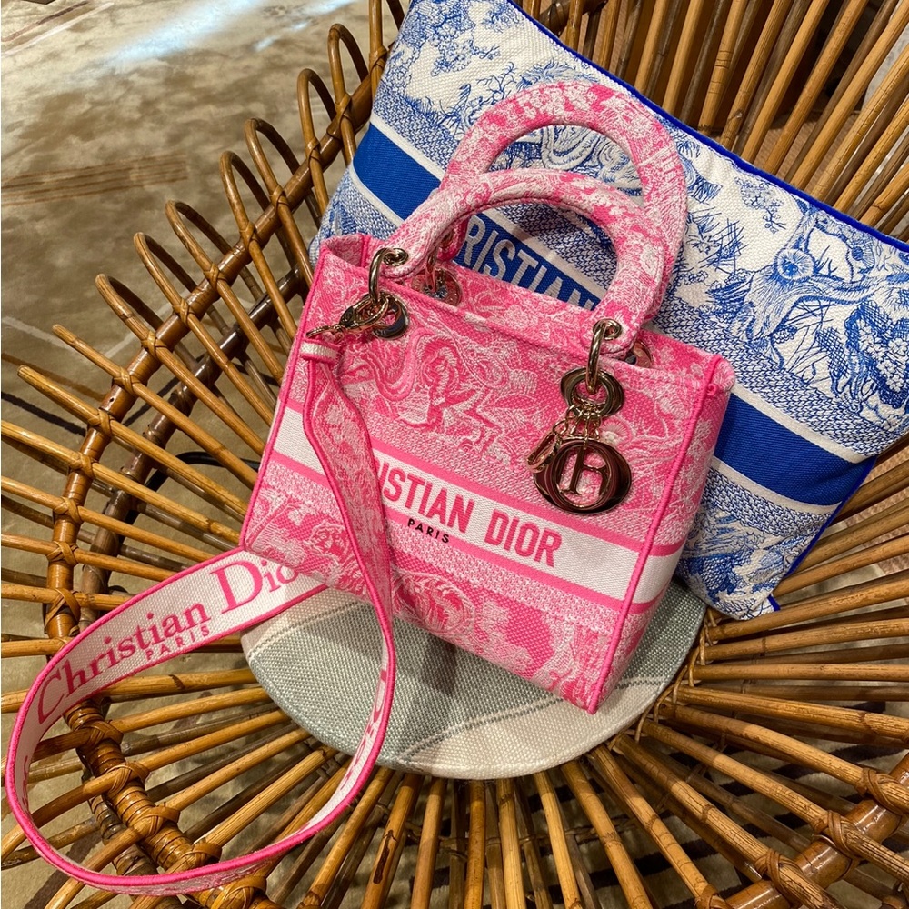 MEDIUM LADY D-LITE BAG
Pink Toile de Jouy Reverse Embroidery - Picture 13 of 14